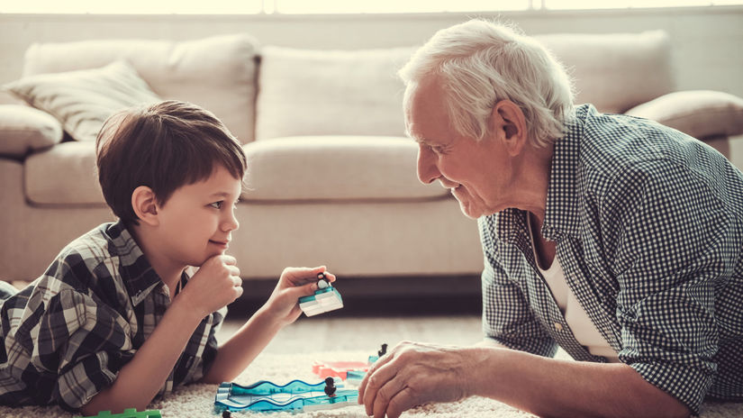 dôchodca chlapec dedko vnuk hra