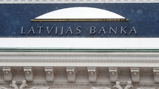 Zadržali šéfa lotyšskej centrálnej banky, údajne žiadal úplatok až 100-tisíc eur