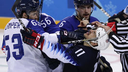 Porušia tradíciu. Američania si so Slovákmi len tľapnú, boja sa norovírusu