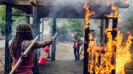 Zombíci sú len hnijúcou kulisou. The Walking Dead sa vracia oslabené