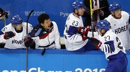 Nemci a Fíni postúpili do štvrťfinále, Kórejčania skončili poslední