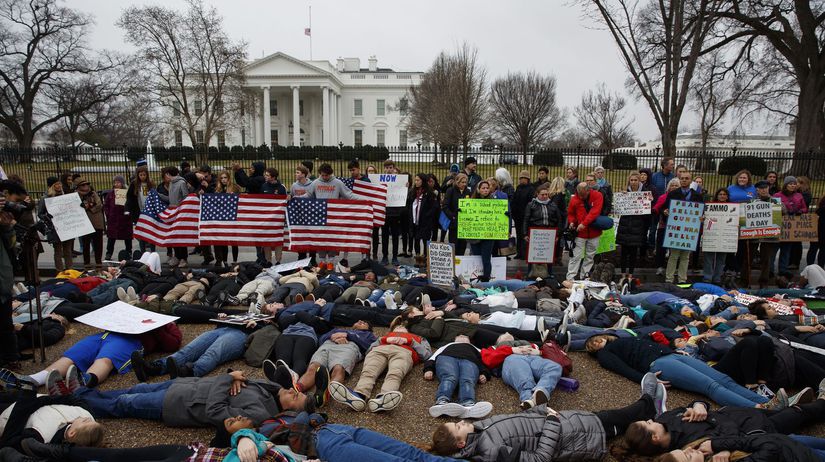 USA Biely dom Trump študenti protest zbrane...