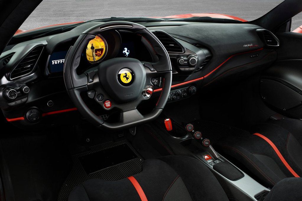 Interiér pripomína svet monopostov F1....