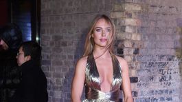 Šaty až po zem, ale zafúkal vietor a... Sexi pohľad na telo hviezdičky