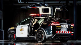 Tesla X - polícia Kanada