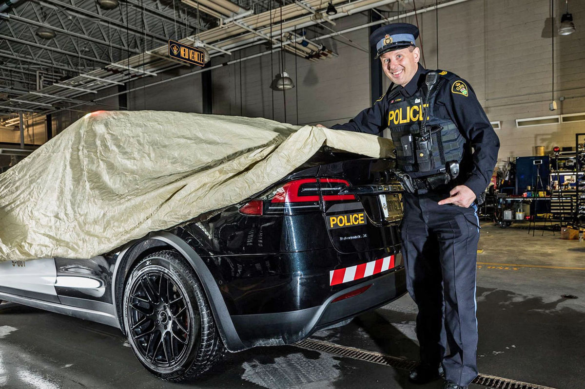 Takto začal odhaľovať policajnú Teslu X seržant...