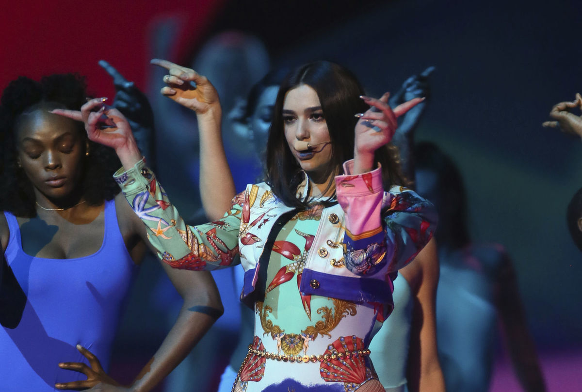 Dua Lipa počas vytúpenia na Brit Awards 2018.