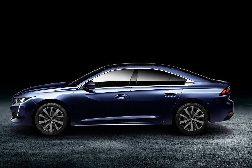 Z profilu sa snaží Peugeot 508 o siluetu kupé....
