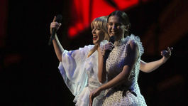 Speváčka Kylie Minogue (v úzadí) a herečka Millie Bobbie Brown odovzdali jednu z cien Brit Awards. 