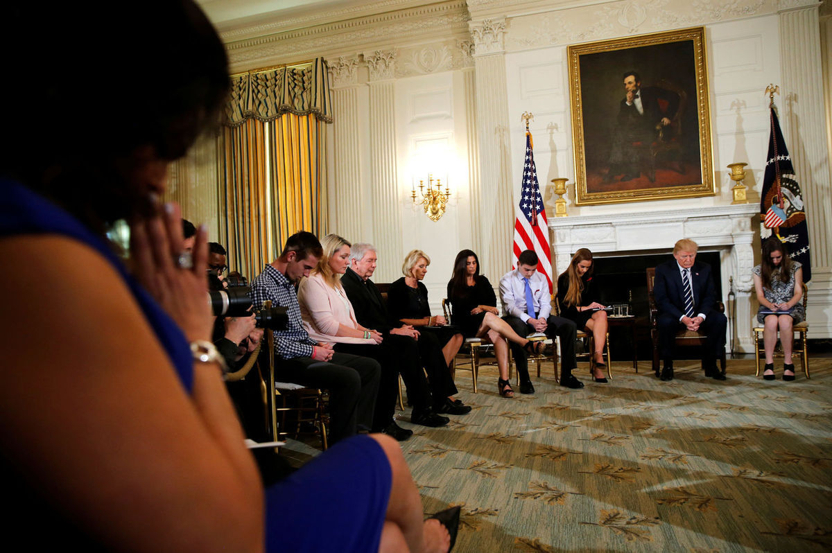 Trump sa modlí so študentami a učiteľmi, ktorí...