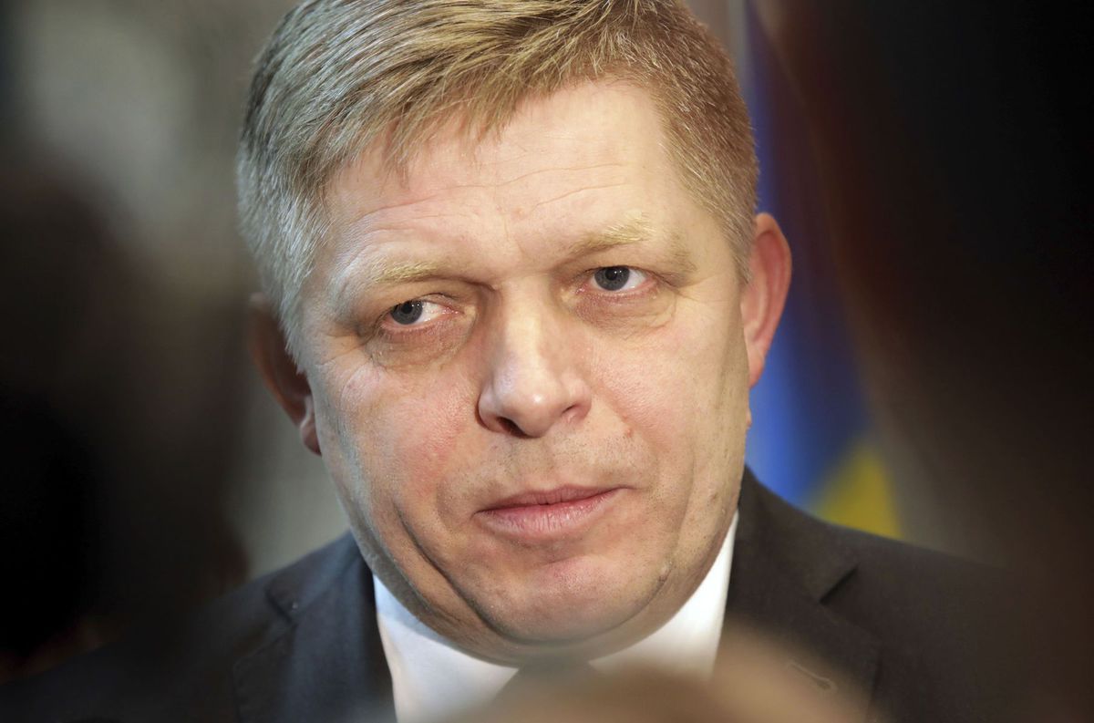 Premiér Robert Fico reční počas príchodu na...