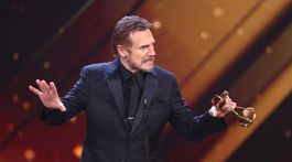 Herec Liam Neeson si prevzal cenu Zlatá kamera. 