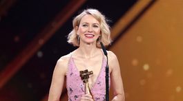 Herečka Naomi Wattssi prišla do Nemecka prevziať cenu Zlatá kamera.