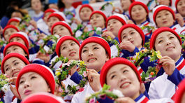 VIDEO: Fanúšička KĽDR tlieskala Američanom. Čo s ňou urobí Kim?