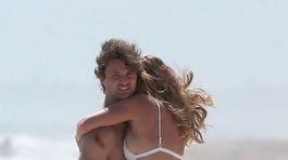 Sexi telo DiCapriovej ex už objíma 22-ročný fešák, syn slávnej modelky 