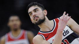 Čech Satoranský hviezdil na palubovke majstra. Curry nastrieľal 44 bodov