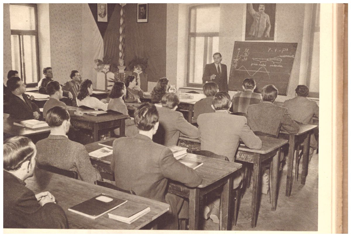 Obraz Josifa Stalina visel po februári 1948 v...