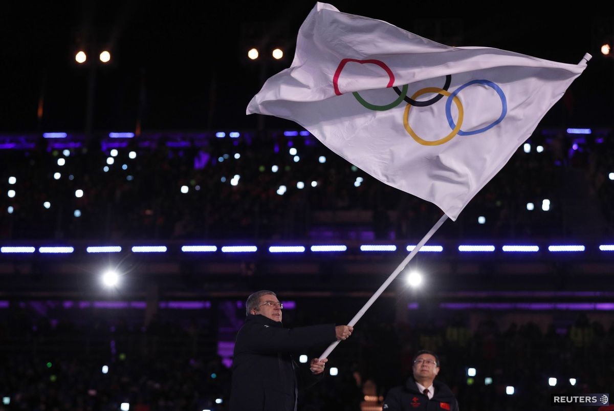 Prezident MOV Thomas Bach máva s olympijskou...
