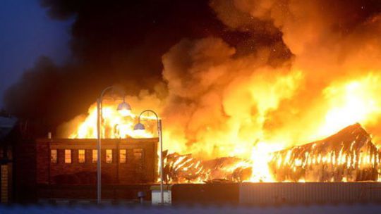 Britská polícia zasahuje pri vážnom požiari v Leicesteri, evakuovali desiatky domov