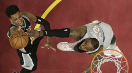 Houston vyhral 12. zápas v sérii, James sa po prehre hneval na rozhodcov