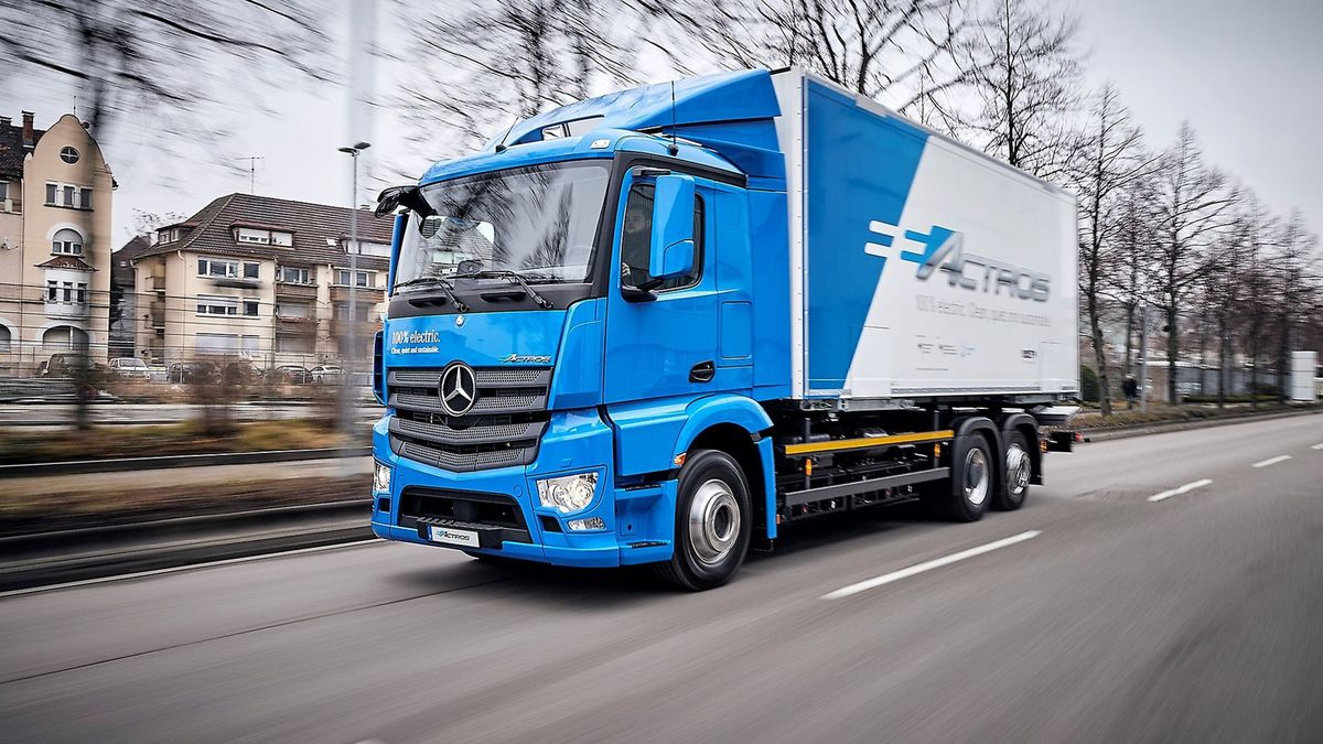 Nákladný Mercedes-Benz Actros je vybavený...