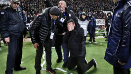 Divočine sa prizeral aj Mak. Fanúšikovia zranili trénera, grécky šláger zrušili