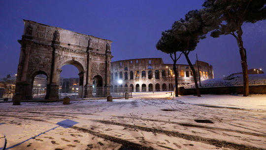 Rímske Koloseum pod snehom.