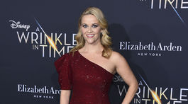 Herečka Reese Witherspoon prišla na premiéru v kreácii Michael Kors. 
