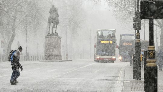 Mrazy majú v Poľsku už takmer 60 obetí, sneženie narušilo v Británii dopravu