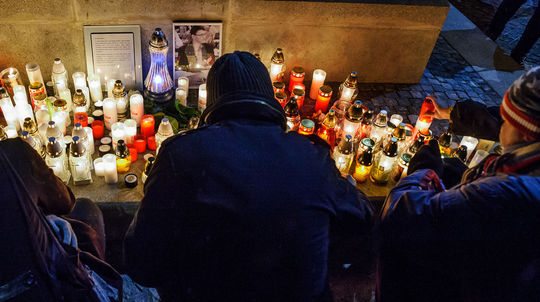 Zapaľovanie sviečok na Svätoplukovom námestí...