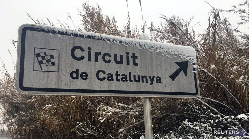 Zasnežená tabuľa neďaleko okruhu Catalunya...