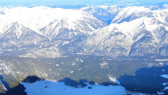 Nad ľadovcom v Taliansku sa zrazilo lietadlo s vrtuľníkom, zahynuli štyri osoby