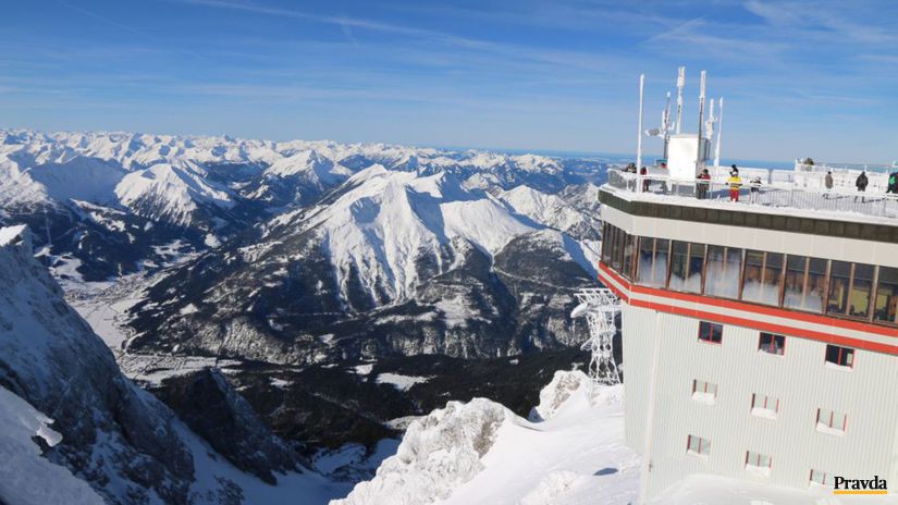 Z vrcholu Zugspitze vidno za dobrého počasia...