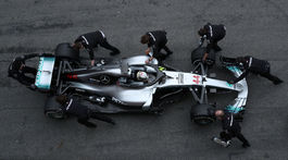 Prvý priamy súboj rivalov. Hamilton na záver testov zdolal Vettela