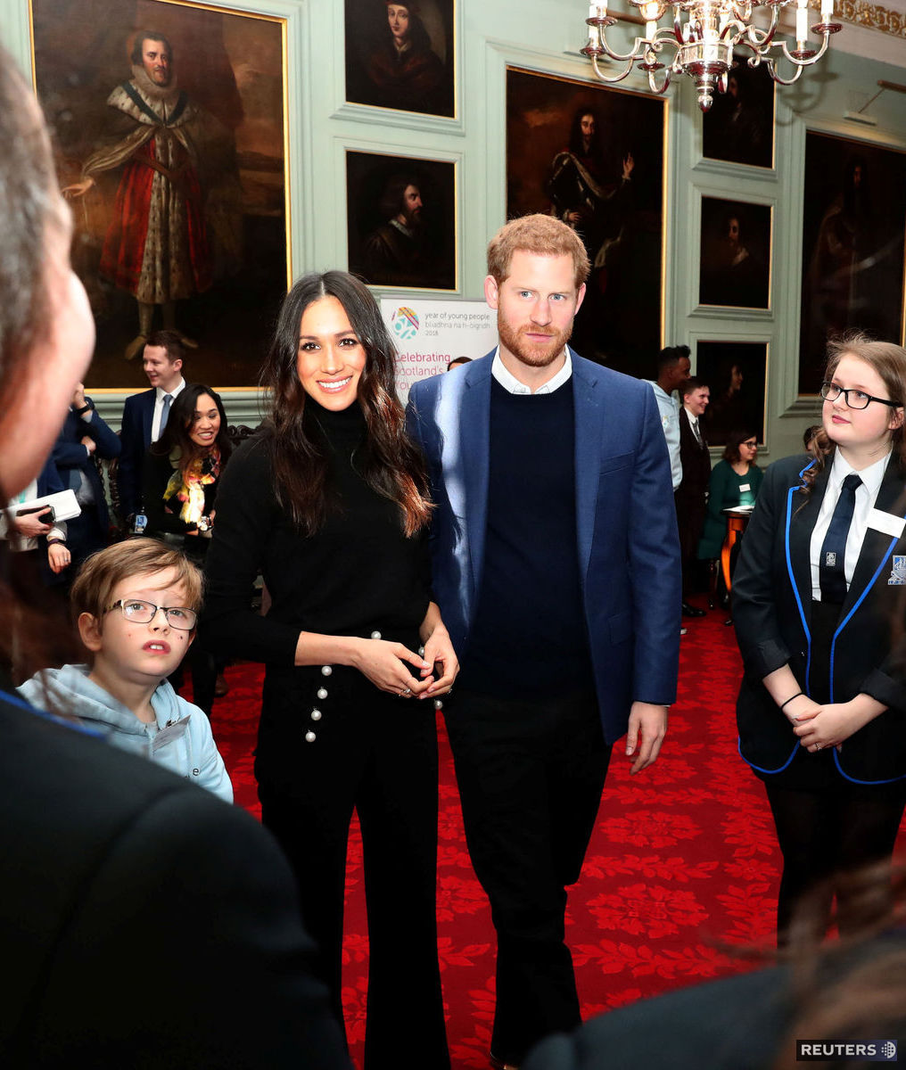 Meghan Markle v nohaviciach značky Veronica Beard.