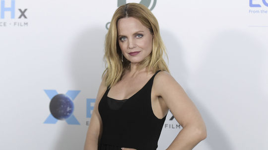 Mena Suvari prichádza na predoscarovú párty...