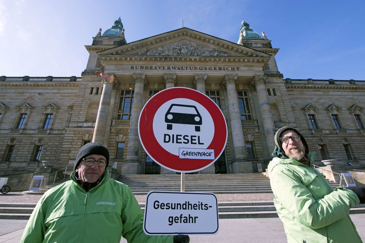Environmentálni aktivisti stoja pred budovou...