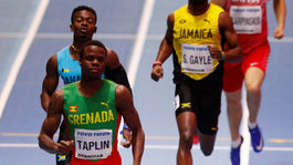 VIDEO: Je toto možné? V rozbehu nebol pretekár, ktorý by neporušil pravidlá