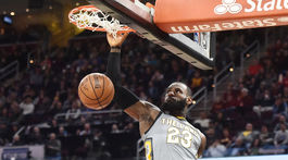 Cleveland prehral doma s Philadelphiou, Lakers dominovali v Miami