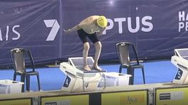 VIDEO: Ťahá mu na stovku. Starček z bazéna vylepšil rekord na 50 m o 35 sekúnd