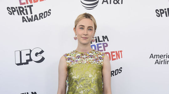 Herečka Saoirse Ronan v kreácii Prada. 