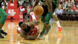 Houston vyhral 15-krát v sérii, Clevelandu nepomohlo ani triple-double Jamesa