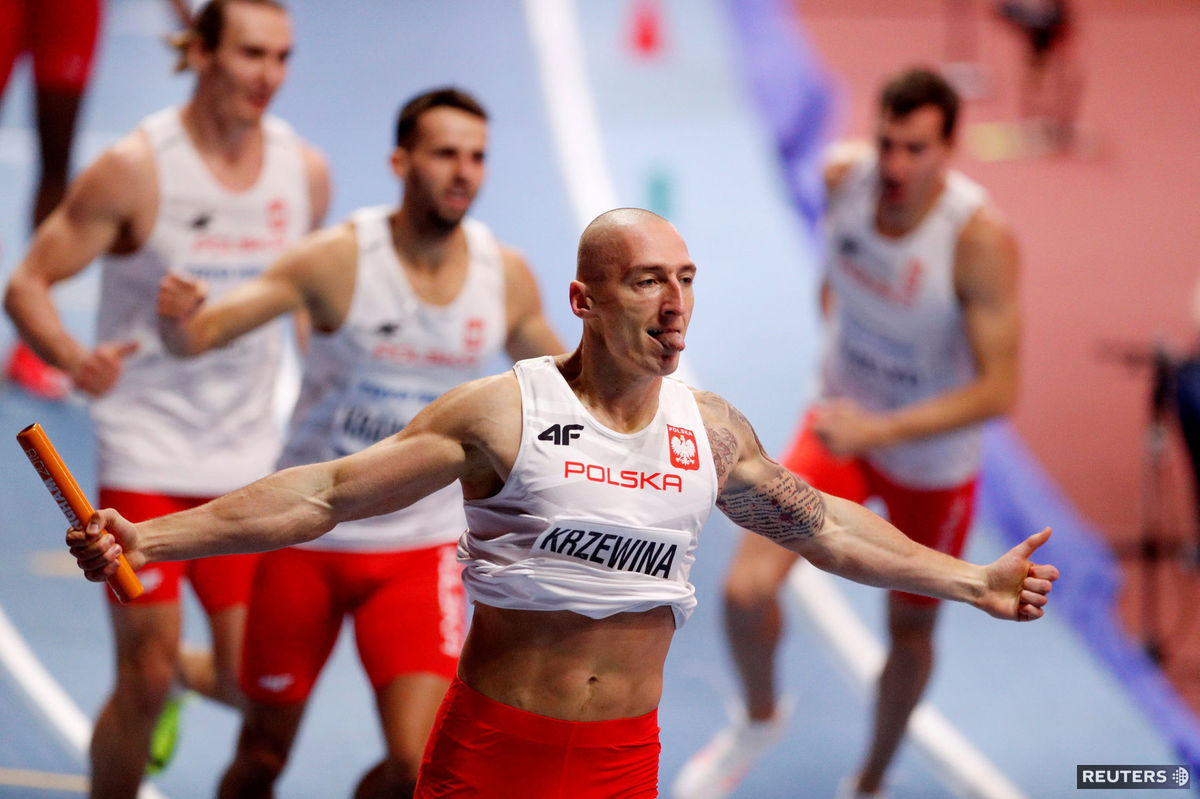 Finišman poľskej štafety na 4x400 m Jakub...