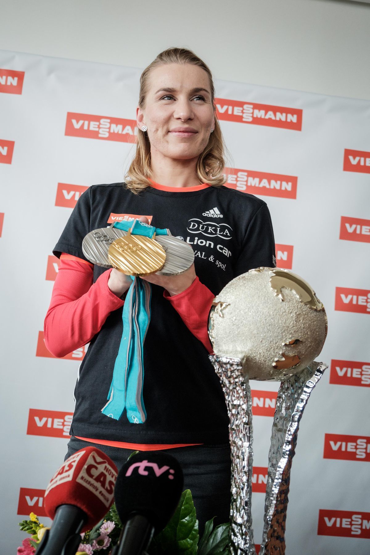 Anastasia Kuzminová s medailami zo ZOH v...