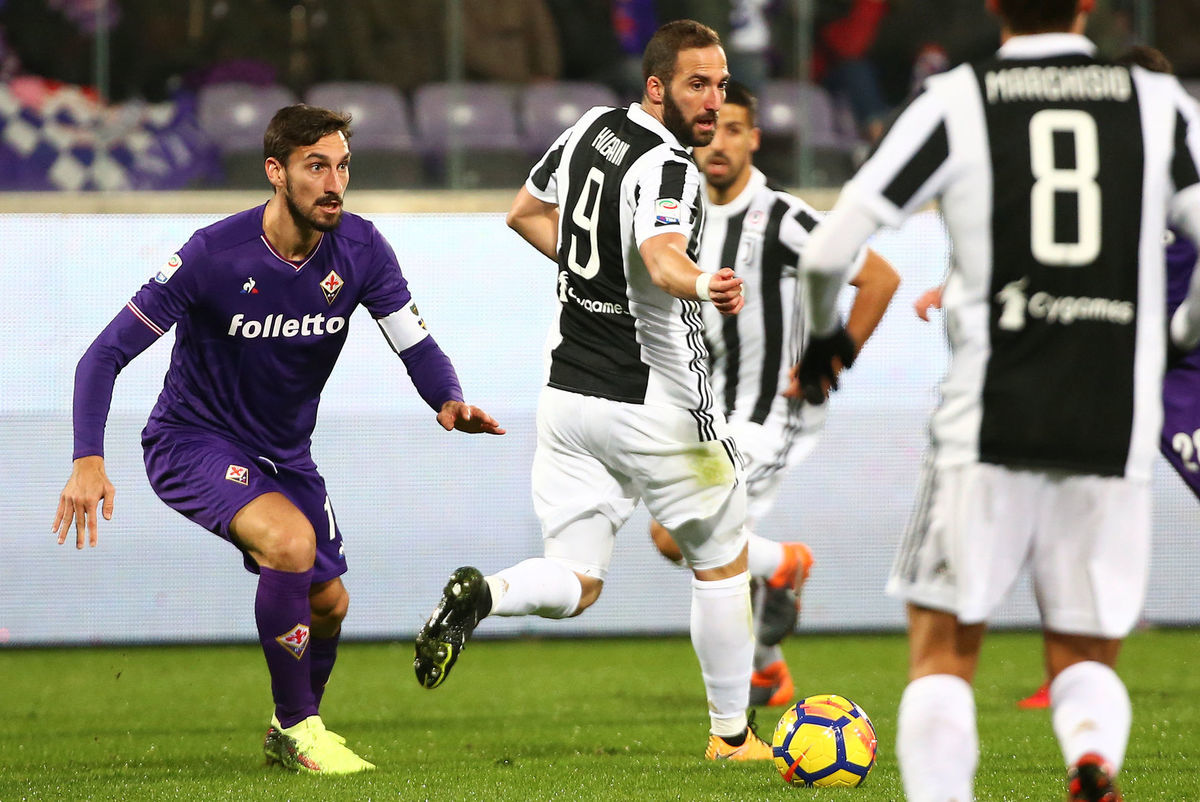Davide Astori (vľavo) v drese Fiorentiny počas...