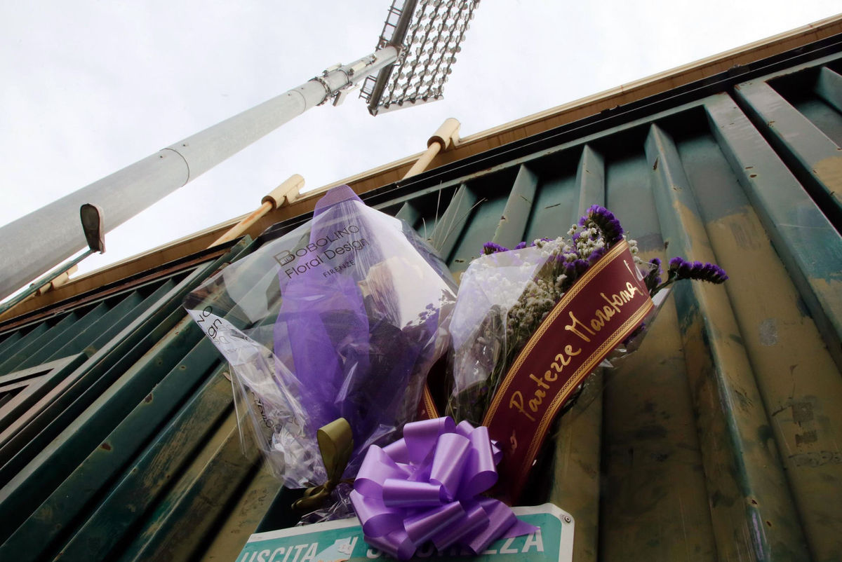 Kvetiny na bráne štadióna Artemia Franchiho vo...