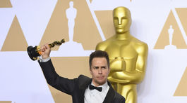 Herec Sam Rockwell pózuje v zákulisí so svojou soškou Oscara. 