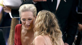 Herečka Meryl Streep (vľavo) v rozhovore s Jennifer Lawrenceovou.