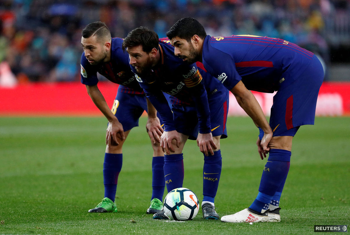 Zľava Jordi Alba, Lionel Messi a Luis Suárez z...
