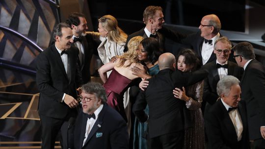 Režisér Guillermo del Toro (v popredí) si...